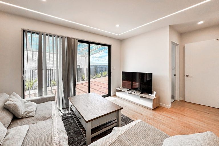 Photo of property in 22 Heketara Way, Massey, Auckland, 0614