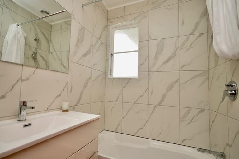 Photo of property in 116 Ruamahanga Crescent, Terrace End, Palmerston North, 4410