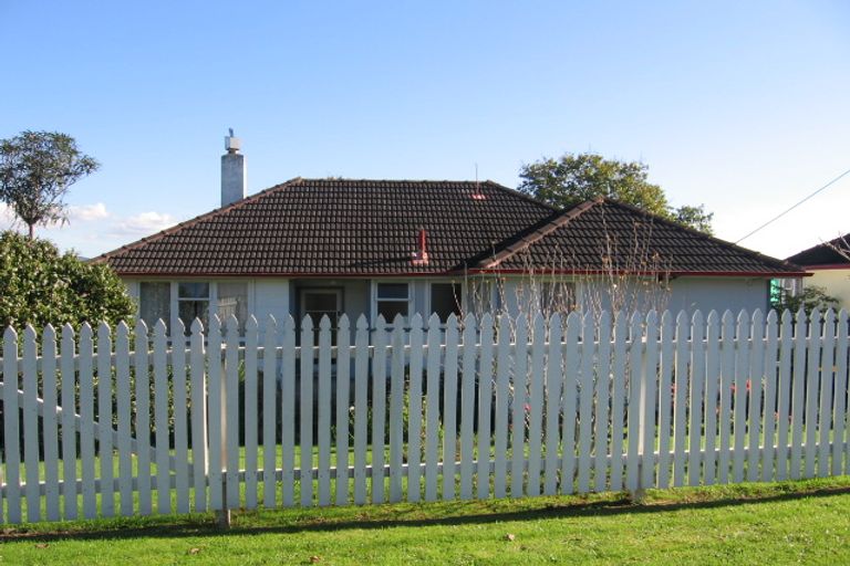 Photo of property in 2 Marie Crescent, Te Atatu South, Auckland, 0610