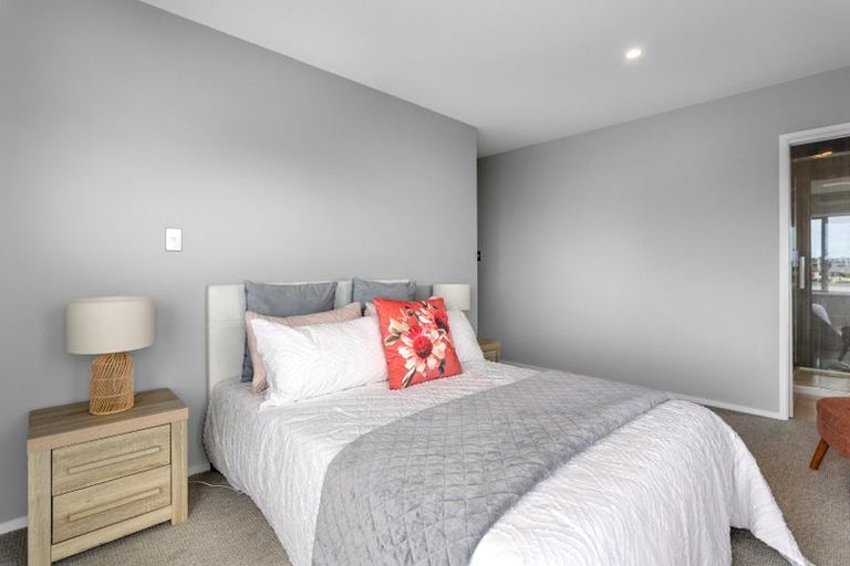 Photo of property in 22 Drayton Drive, Mount Pleasant, Christchurch, 8081