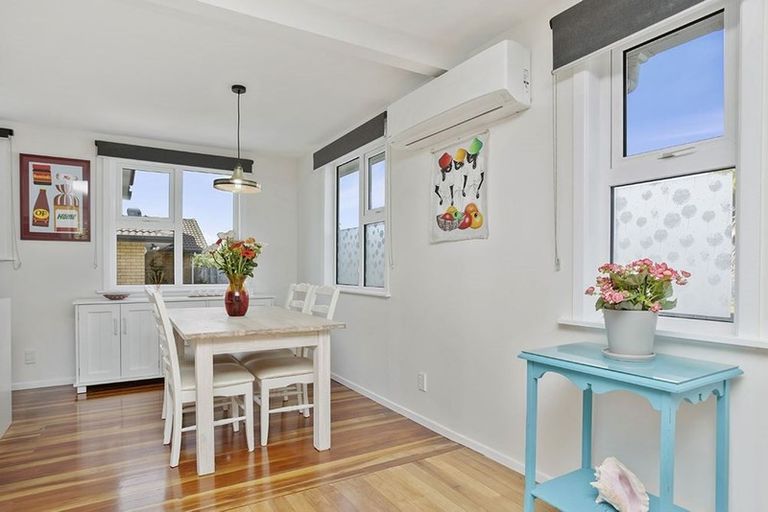 Photo of property in 15 Enderby Drive, Te Atatu Peninsula, Auckland, 0610