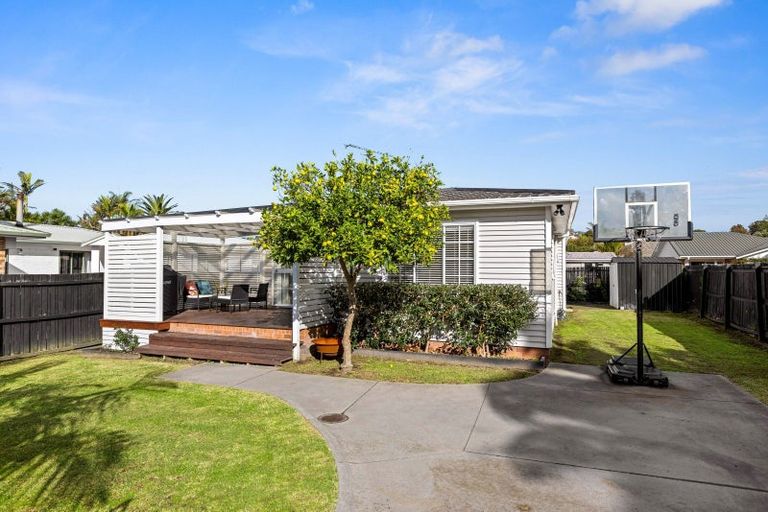 Photo of property in 40 Walton Street, Red Beach, 0932