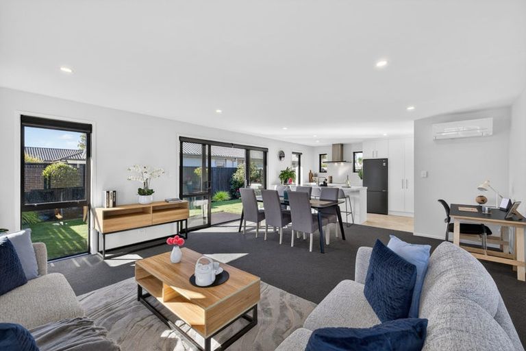 Photo of property in 2 Graeme Cooper Lane, Avonhead, Christchurch, 8042