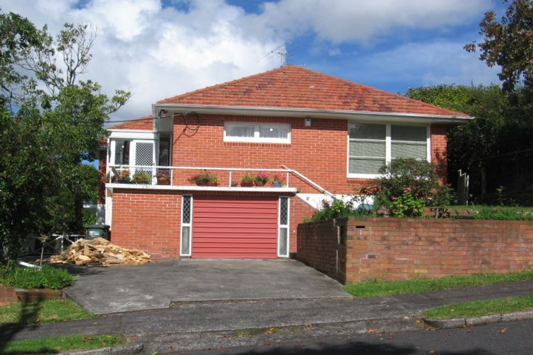 Photo of property in 1 Roland Hill, Glen Eden, Auckland, 0602