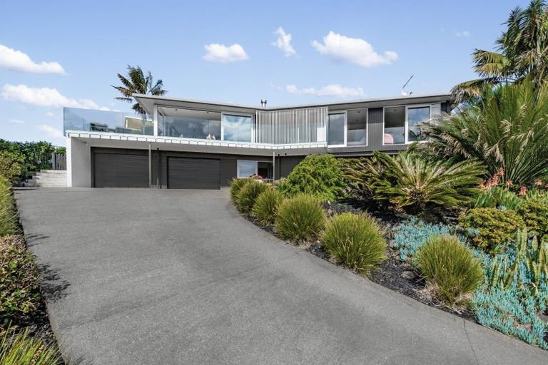 Photo of property in 33 Chelverton Terrace, Red Beach, 0932