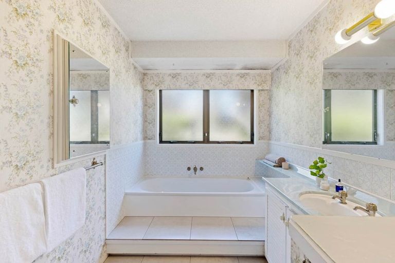 Photo of property in 2/27 Derrimore Heights, Clover Park, Auckland, 2019