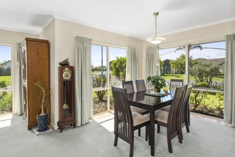 Photo of property in 2 Mcleod Place, Papamoa Beach, Papamoa, 3118