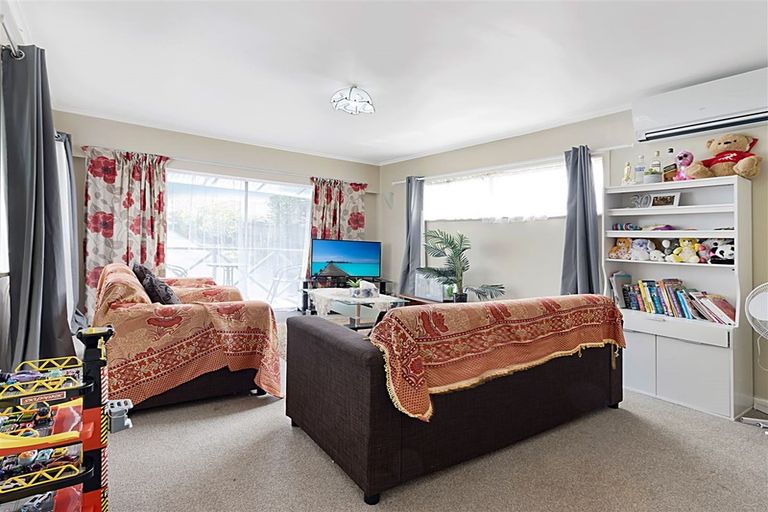 Photo of property in 82 Lincoln Park Avenue, Massey, Auckland, 0614