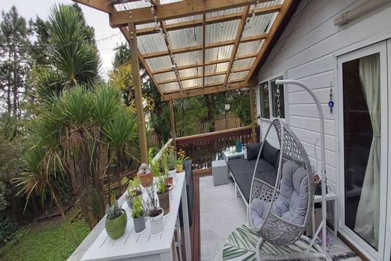 Photo of property in 1 Willowbrook Place, Titirangi, Auckland, 0604
