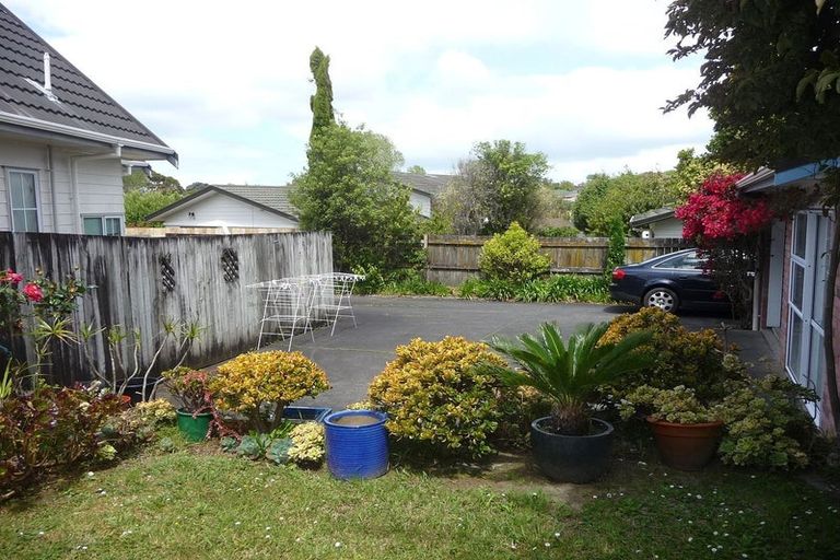Photo of property in 2/16 Ronald Macken Place, Windsor Park, Auckland, 0632