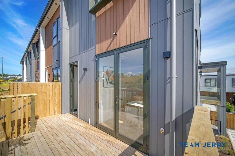 Photo of property in 1 Heketara Way, Massey, 0614