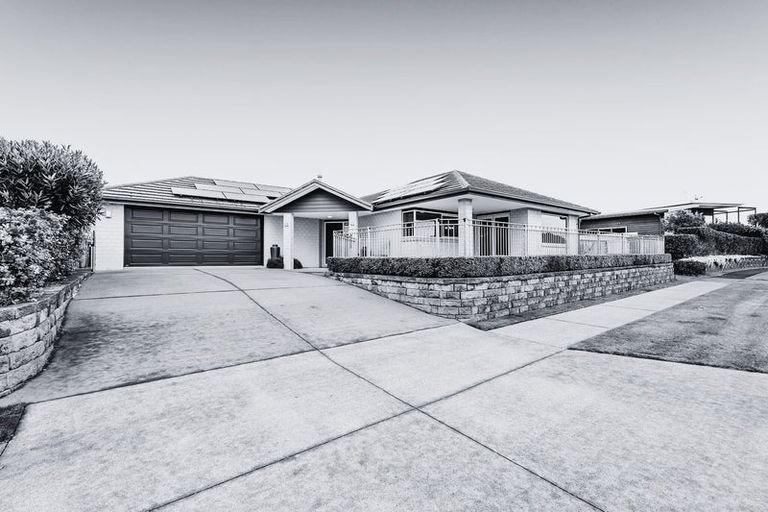 Photo of property in 6 Saint Andrews Parkway, Waiwhakaiho, New Plymouth, 4312