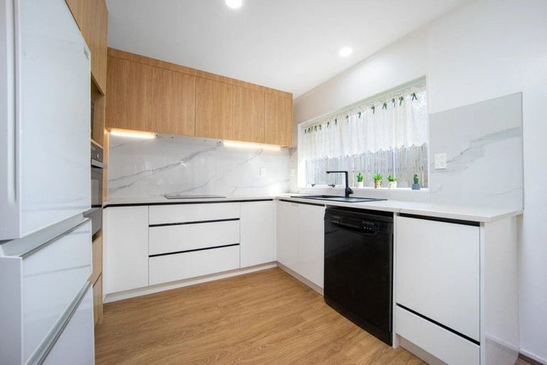 Photo of property in 3 Lanier Place, Glendene, Auckland, 0602