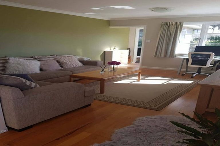 Photo of property in 15 Lyndfield Lane, Newlands, Wellington, 6037