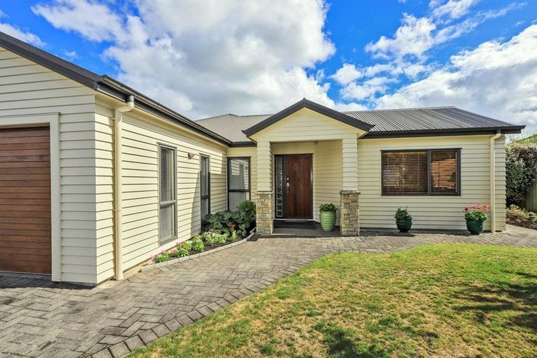 Photo of property in 2 Kentia Place, Havelock North, 4130