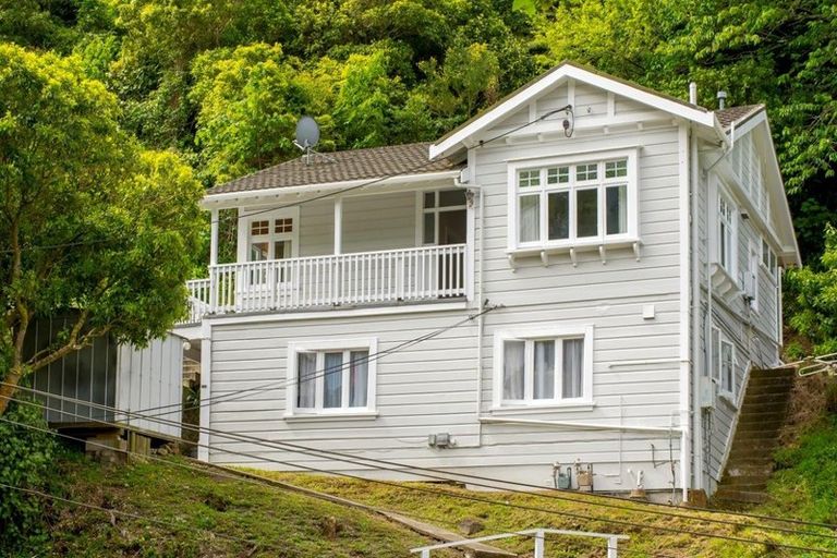 Photo of property in 10 Governor Road, Northland, Wellington, 6012