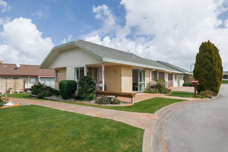 Photo of property in 5 Royal Fern, Kelvin Grove, Palmerston North, 4414
