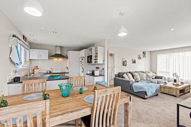 Photo of property in 21 La Perouse Place, Northcote, Christchurch, 8052