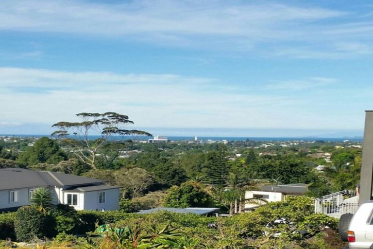 Photo of property in 1/8 Pupuke Road, Hillcrest, Auckland, 0627
