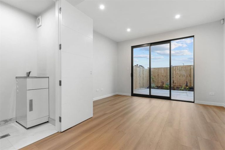 Photo of property in 15 Kuaha Road, Massey, Auckland, 0614