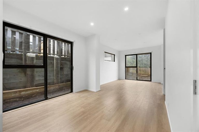 Photo of property in 4 Kautawa Lane, Massey, Auckland, 0614