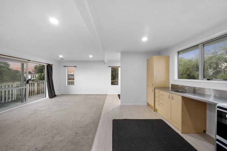 Photo of property in 32 Strid Road, Te Atatu South, Auckland, 0610