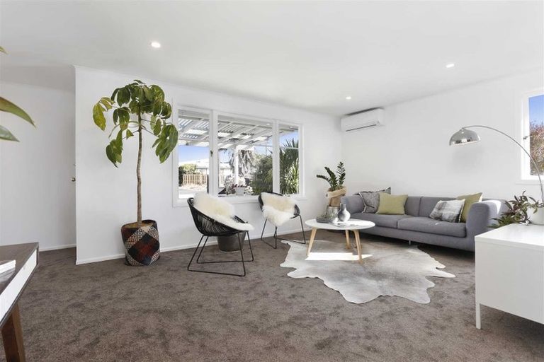 Photo of property in 4 Neil Avenue, Te Atatu Peninsula, Auckland, 0610