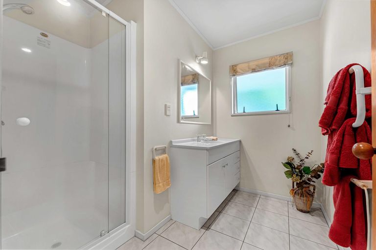 Photo of property in 100 Eugenia Rise, Goodwood Heights, Auckland, 2105