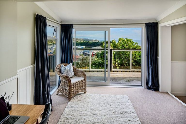 Photo of property in 9 Mana View Road, Paremata, Porirua, 5026