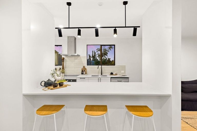 Photo of property in 11 Halloran Place, Massey, Auckland, 0614