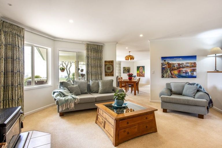 Photo of property in 2247 South Head Road, South Head, Helensville, 0874
