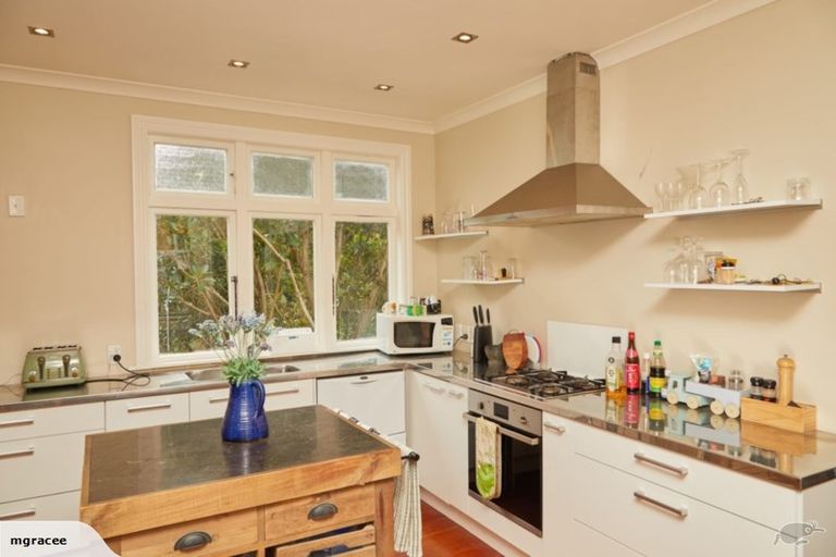 Photo of property in 53 Garden Road, Northland, Wellington, 6012