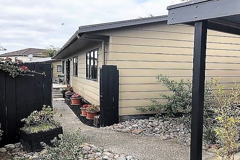 Photo of property in 19a Glenhaven Place, Te Atatu Peninsula, Auckland, 0610