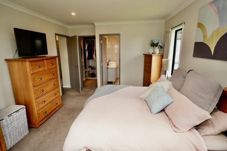 Photo of property in 32 Rosalie Terrace, Kelvin Grove, Palmerston North, 4414