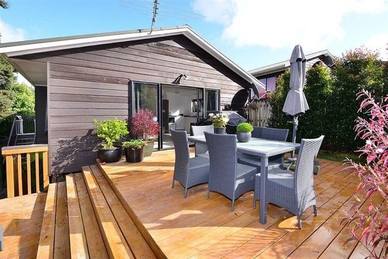 Photo of property in 2/20 Valecrest Place, Bayview, Auckland, 0629