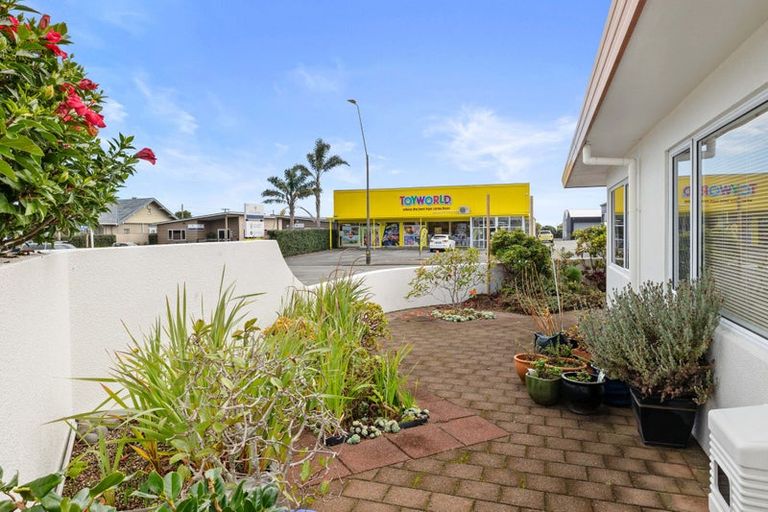 Photo of property in 1 Strandon Place, Strandon, New Plymouth, 4312