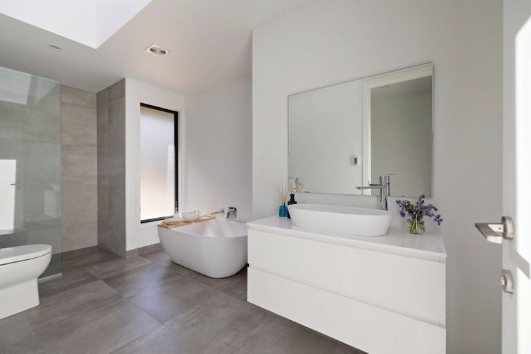 Photo of property in 37 Hackett Road, Jacks Point, Queenstown, 9371