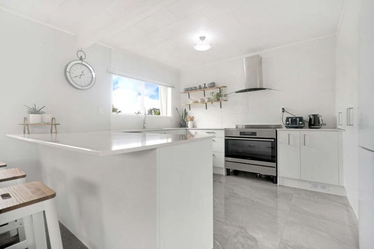 Photo of property in 22 Fernleigh Avenue, Waiuku, 2123
