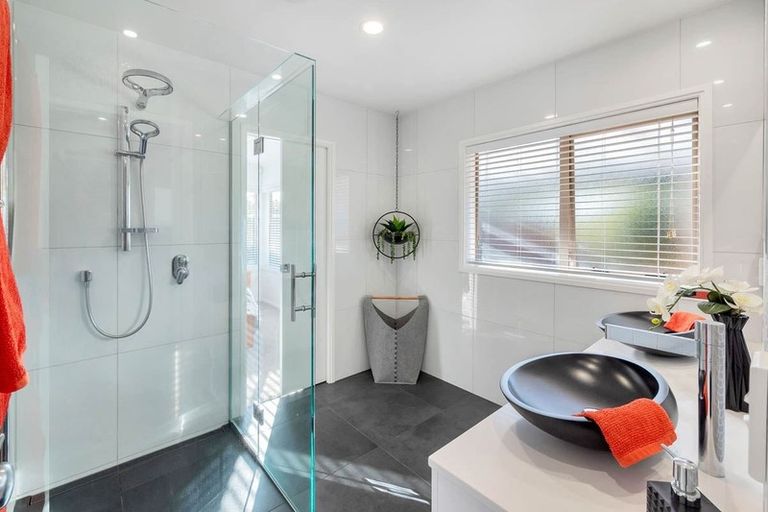 Photo of property in 15 Russett Grove, Henderson, Auckland, 0612