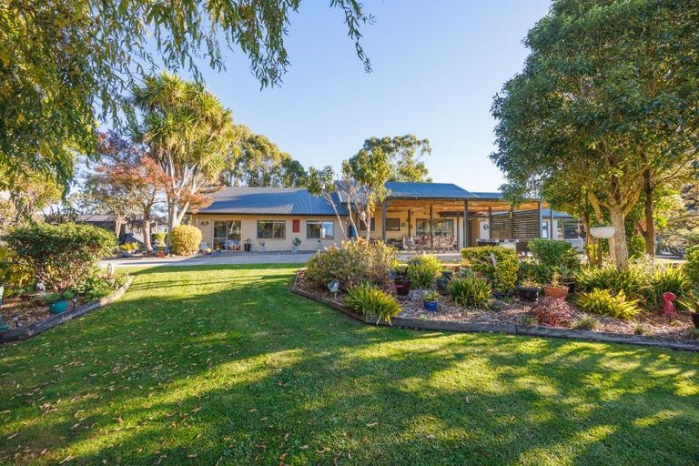 Photo of property in 34 Hazelhurst Line, Kelvin Grove, Palmerston North, 4470
