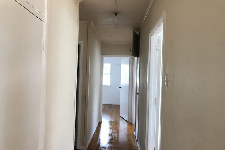 Photo of property in 121 Vodanovich Road, Te Atatu South, Auckland, 0610