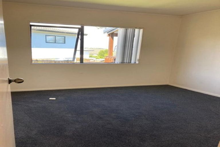 Photo of property in 10 Loughanure Place, Massey, Auckland, 0614