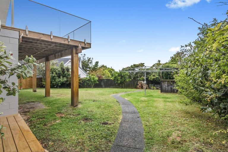 Photo of property in 30a Geoffrey Road, Torbay, Auckland, 0630