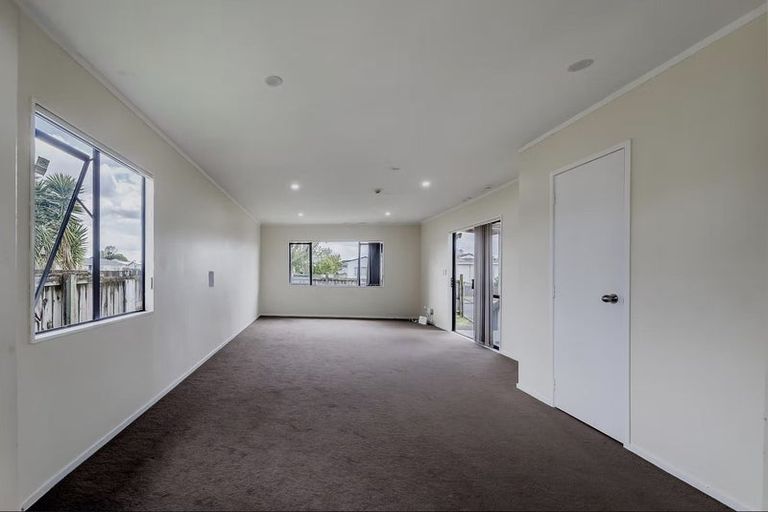 Photo of property in 17 Dungarvon Place, Clendon Park, Auckland, 2103