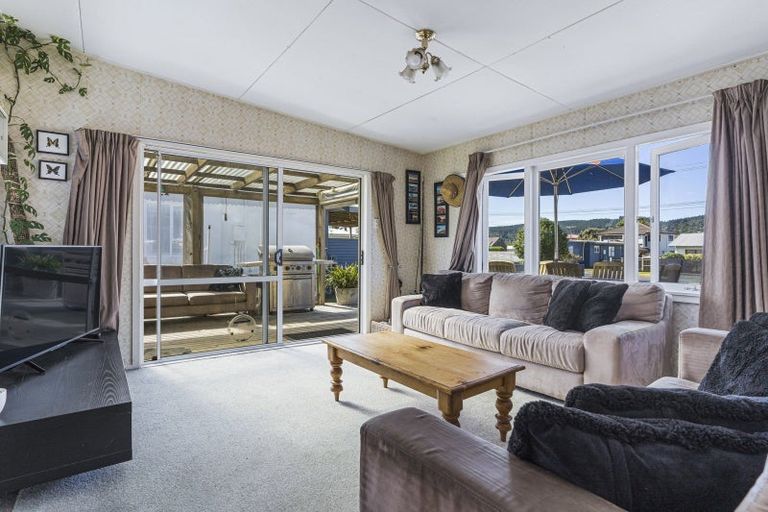Photo of property in 215 Ocean Road, Whangamata, 3620