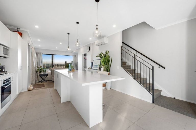 Photo of property in 13 Maureen Close, East Tamaki Heights, Auckland, 2016