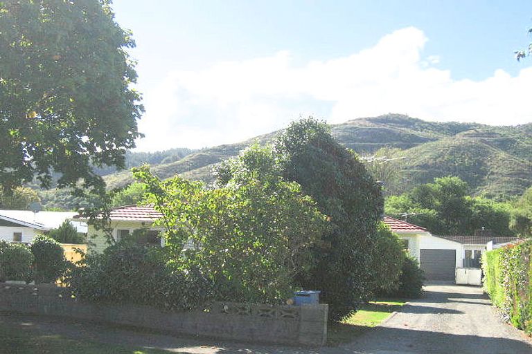 Photo of property in 18 Hall Grove, Ebdentown, Upper Hutt, 5018