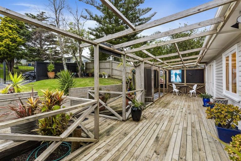 Photo of property in 1/5 Hellyers Street, Birkdale, Auckland, 0626