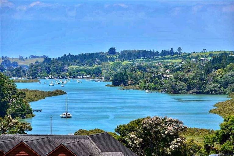 Photo of property in 15 Matheson Road, Red Beach, 0932