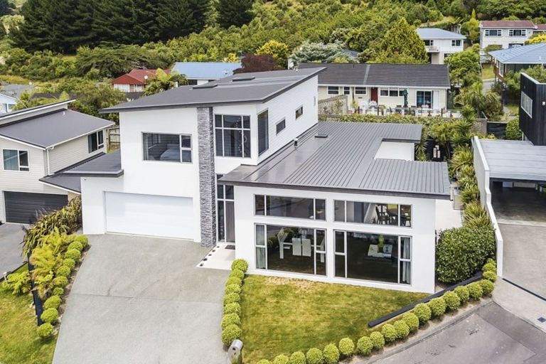 Photo of property in 5 Linacre Way, Tawa, Wellington, 5028